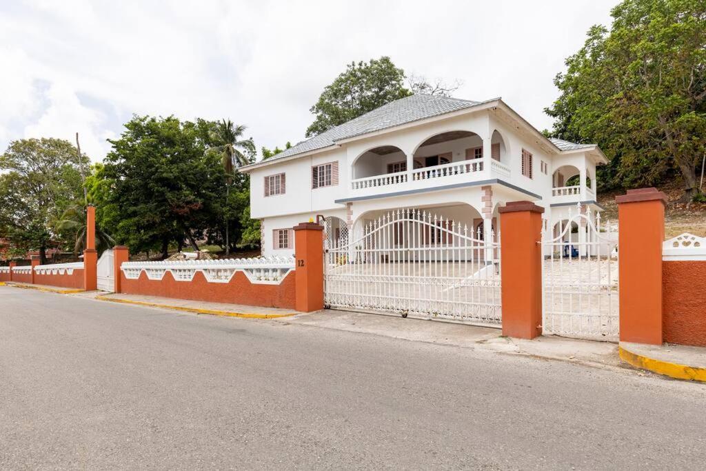 Shaw Park Gem Apt 12A Ocho Rios Eksteriør bilde